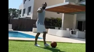 Arturo Vidal se luce jugando baloncesto y bailando en su casa durante la cuarentena