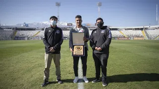 Colo Colo entregó reconocimiento a Felipe Campos por su paso en el club