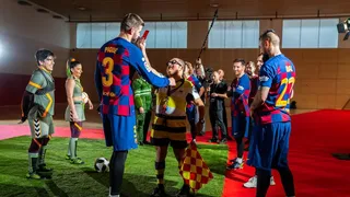Artistas del Cirque du Soleil visitaron a Arturo Vidal y otras figuras de FC Barcelona