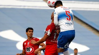 Valber Huerta ganó por aire y abrió el marcador para la UC sobre Unión La Calera