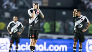 Barristas “apretaron” a Medel, Galdames y a sus compañeros de Vasco