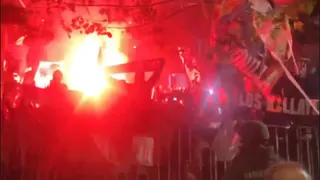 Hinchas de Colo Colo hicieron gran banderazo para los jugadores antes del duelo con la UC