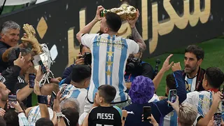 El emotivo paseo de Messi como campeón del mundo en los hombros de Sergio Agüero