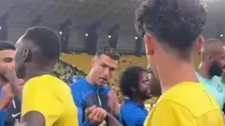 [Video] Cristiano Ronaldo regañó a su hijo por no saludarlo en homenaje a la sub 13 de Al Nassr