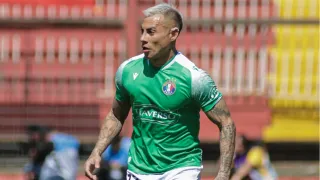 La INUSUAL agresión que sufrió Eduardo Vargas en su primer clásico de colonias