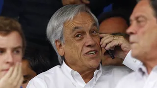 Presidente Piñera acaparó la atención de los hinchas durante el clásico universitario