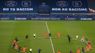 Jugadores de PSG y Basaksehir se unieron contra el racismo antes de reanudar su duelo por Champions