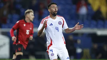 Mauricio Isla ya se prueba la camiseta de Colo Colo