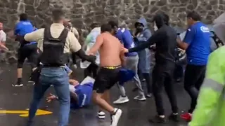 Hinchas se enfrentaron a efectivos de seguridad en las afueras del estadio