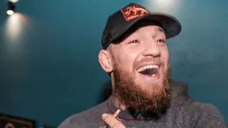 Conor McGregor se relaja fumando marihuana cultivada por Mike Tyson