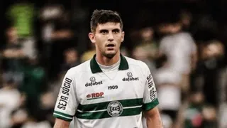 Benjamín Kuscevic ganó de cabeza para marcar en derrota de Coritiba