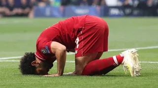 Mohamed Salah abrió la cuenta en favor de Liverpool con un certero zurdazo de penal