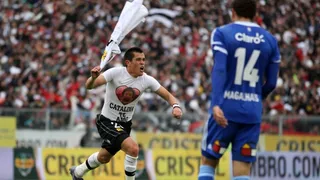 Colo Colo derrotó a Universidad de Chile en un polémico superclásico