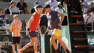 Carlos Alcaraz y Jannik Sinner avanzaron en Beijing casi de forma similar