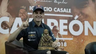 Ignacio Casale exhibió el trofeo ganado en el Rally Dakar 2018