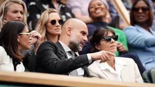 No descansa: Pep Guardiola fue a Wimbledon y se le vio apasionado analizando el juego