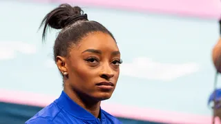 Simone Biles sufre un percance en la barra de equilibrio y pierde un oro olímpico