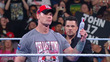 ¡Por poquito! Fanático intentó agredir con un proyectil a John Cena en SmackDown