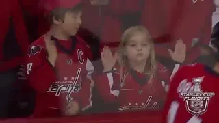 El divertido momento entre un jugador de la NHL y una pequeña hincha