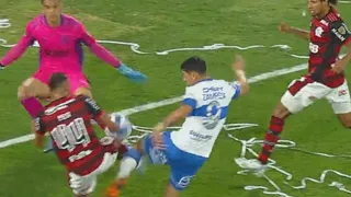 La UC lo igualó ante Flamengo tras un taconazo de Orellana y un autogol de Mauricio Isla
