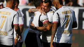 Gary Medel visitó la concentración de Colo Colo en Río de Janeiro