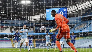 Sergio Agüero picó un penal y el arquero de Chelsea lo atajó sin problemas