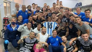 “Maradó, Maradó”: Gimnasia celebró su triunfo ante Vélez cantando “La Mano de Dios”