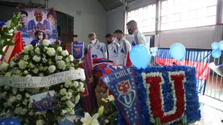 Felipe Seymour encabezó grupo de jugadores de la U que llegaron al velorio de Leonel Sánchez