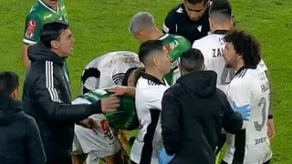 El empujón de Gustavo Quinteros a Maximiliano Falcón