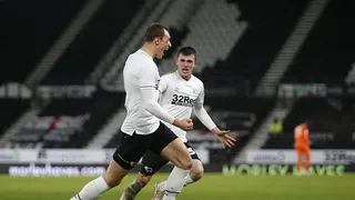 ¡Jugador sin número! Wayne Rooney debutó con un inusual triunfo como DT de Derby County