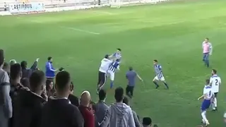 Hinchas de Xerez se trenzaron a golpes con jugadores rivales en plena cancha en España