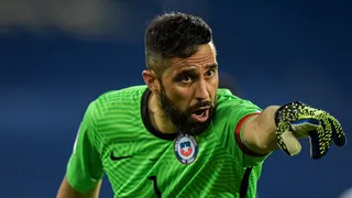 ¡Rutilante! La sensacional atajada de Claudio Bravo al ecuatoriano Moisés Caicedo