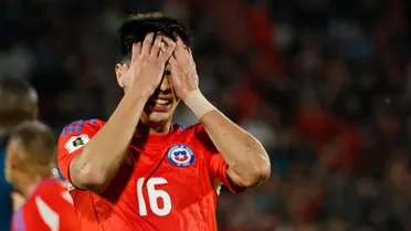 Por saludar a un hincha: Darío Osorio casi atropella a una persona saliendo de Juan Pinto Durán