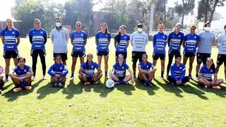 La selección chilena femenina emprendió su viaje a Europa para afrontar el repechaje olímpico