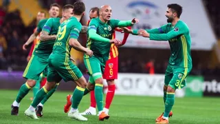 Fenerbahce de Mauricio Isla goleó a Kayserispor de Gonzalo Espinoza