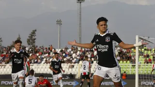 Pablo Solari aprovechó un grosero error de Palestino para anotar el tercero de Colo Colo