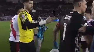 ¿Le negó el saludo? Franco Armani dejó con el brazo estirado al ex portero de Antofagasta