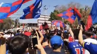 Hinchas de Universidad de Chile hicieron banderazo al plantel tras perder el Superclásico