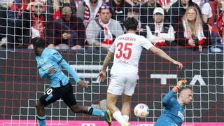 Frimpong y Grimaldo le dieron el triunfo a Leverkusen para seguir puntero