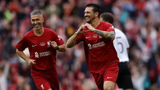 Mark González volvió a anotar en el duelo de leyendas entre Liverpool y Manchester United