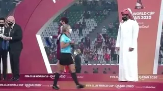 Jeque qatarí causó polémica por negar saludo a árbitras en el Mundial de Clubes
