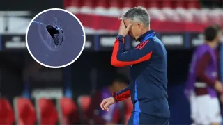 El bus fue apedreado en la previa © Andres Pina y Jonnathan Oyarzun/Photosport