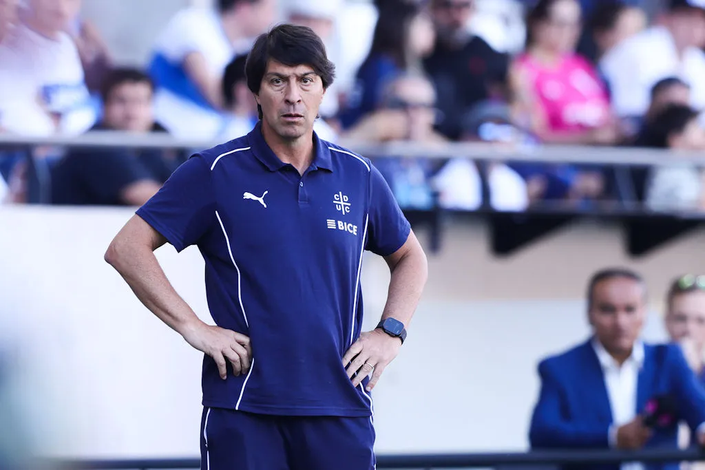 Garnero presiona a Cruzados/ © Felipe Zanca-Photosport