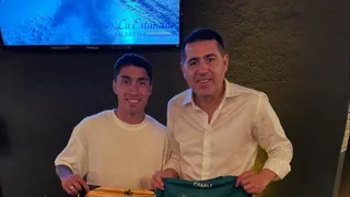 Román se llevó la de Coquimbo: Luciano Cabral compartió e intercambió camiseta con Riquelme