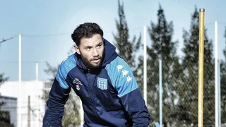 Eugenio Mena dejó atrás su lesión y volvió a las prácticas en Racing