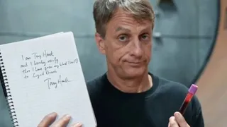 Tony Hawk vendió tablas de skate pintadas con su sangre