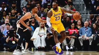 James dejó atrás el cansancio y mantuvo ganadores a los Lakers