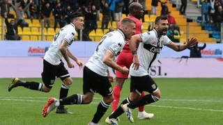 Parma de Francisco Sierralta doblegó a Fiorentina y aseguró su permanencia en la Serie A