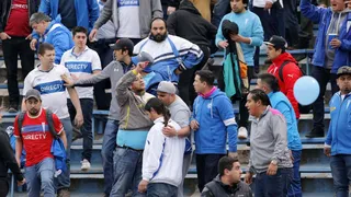 Hinchas de Universidad Católica pelearon entre ellos en el partido con Everton