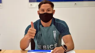 Juan Fuentes firmó su contrato con Universidad Católica